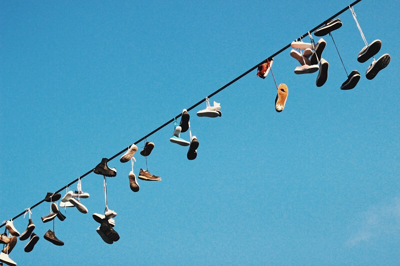 נעליים על חוטי חשמל – למה זה קורה?